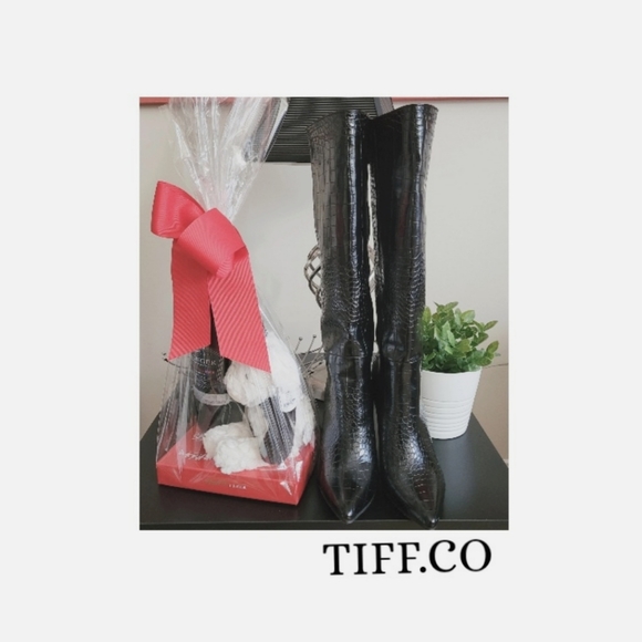 Black Pointed Heeled Toe Boots - Picture 2 of 2